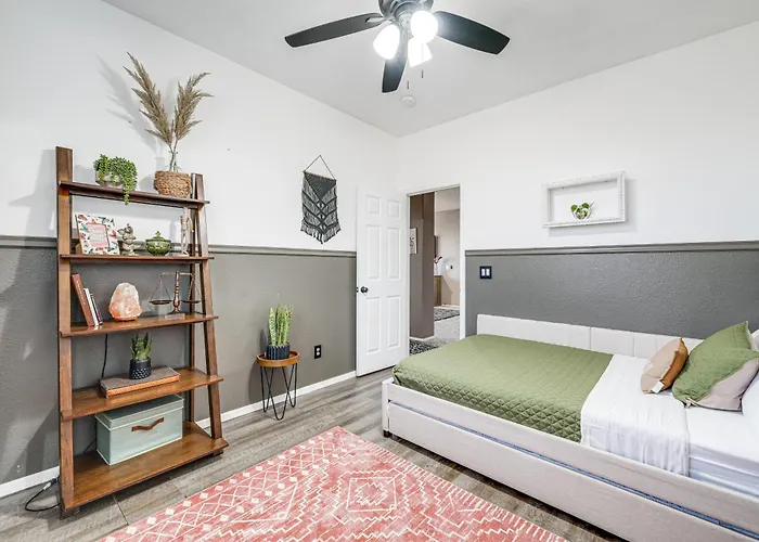 Family-friendly Retreat W/ Pool - Near Westgate! Glendale