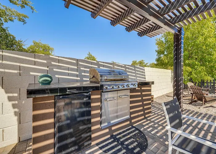 Family-friendly Retreat W/ Pool - Near Westgate! Holiday home Glendale