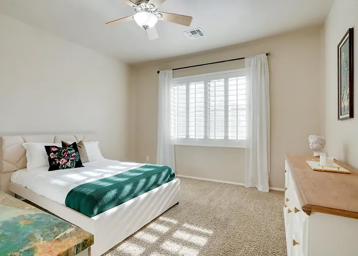 Family-friendly Retreat W/ Pool - Near Westgate! Holiday home Glendale