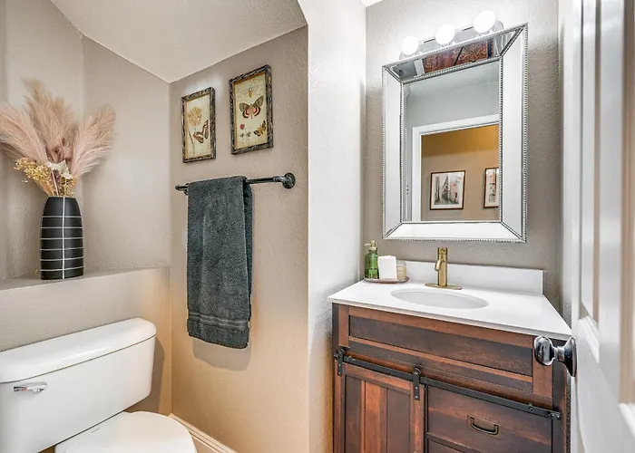Family-friendly Retreat W/ Pool - Near Westgate! Glendale