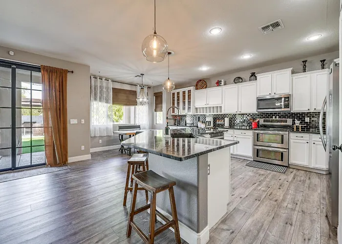 Family-friendly Retreat W/ Pool - Near Westgate! * Glendale